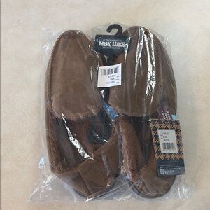 NWT- MUK LUKS Men’s Brown Slippers